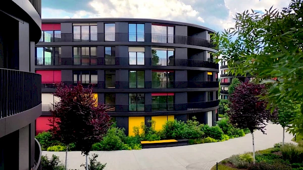 Entdecken Sie Marina Garden Dresden in voller Sommerblüte