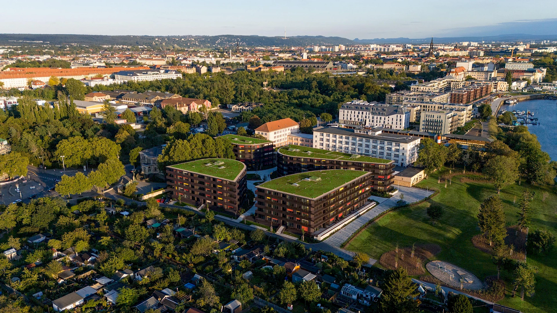 Luftaufnahme des Wohnprojekts Marina Garden mit dem Stadtpanorama von Dresden im Hintergrund