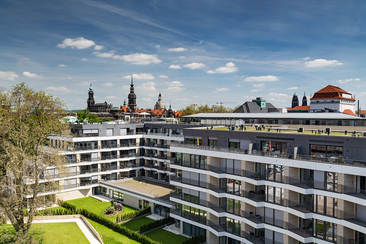 Die CTR-Gruppe ist eine feste Größe auf dem Dresdner Immobilienmarkt und kennt die Stadt und ihre Entwicklung ganz genau. Allein in Dresden hat das Unternehmen mehr als 700 Wohnungen und über 4.000 m² Gewerbefläche realisiert – darunter Projekte wie Residenz am Zwinger, Haus Merkur, Boulevard am Wall, Marina Garden und Altmarkt Emporen.