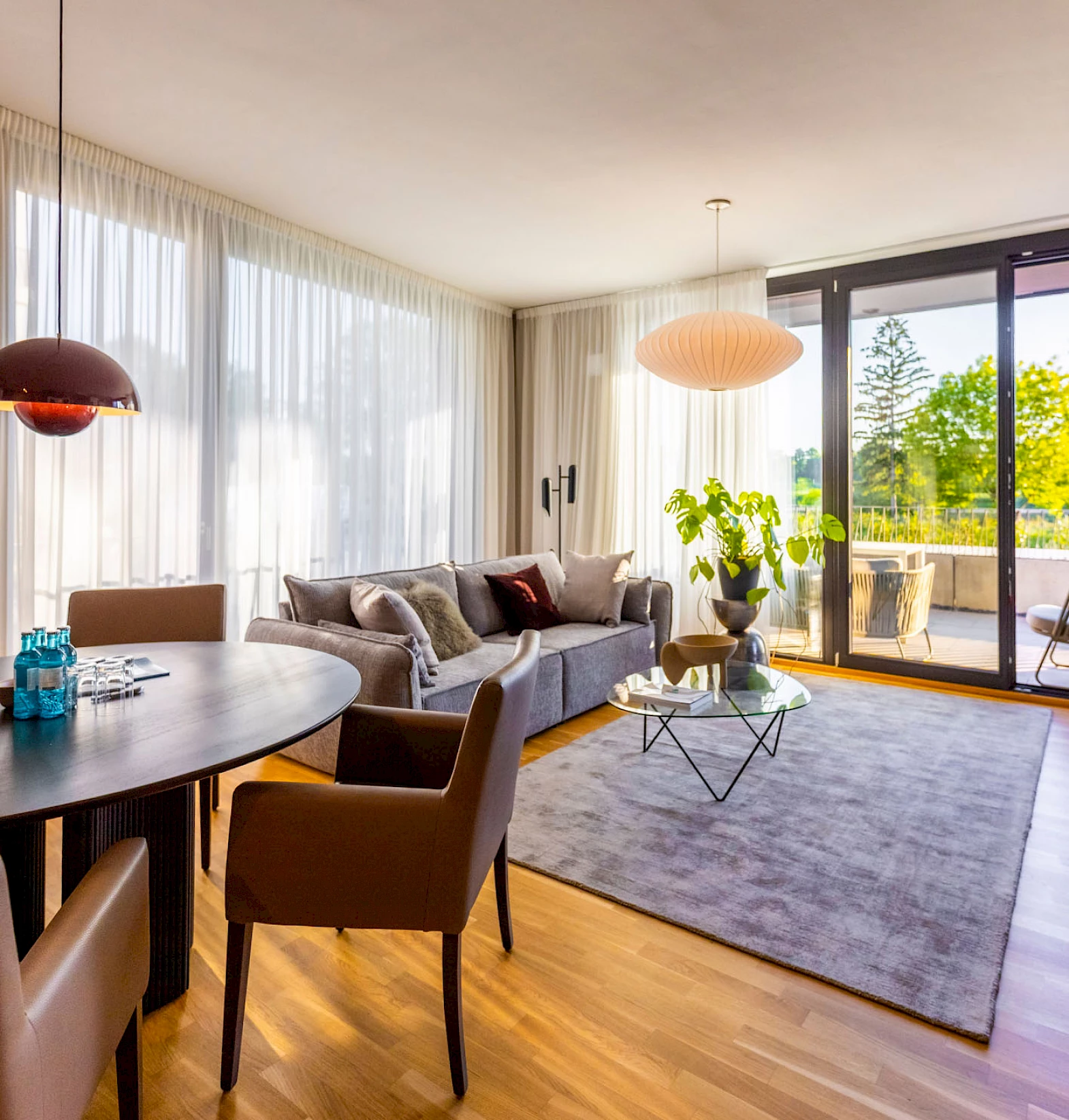 Modern eingerichtetes Wohnzimmer mit Zugang zur Terrasse in einer Wohnung der Wohnanlage Marina Garden in Dresden