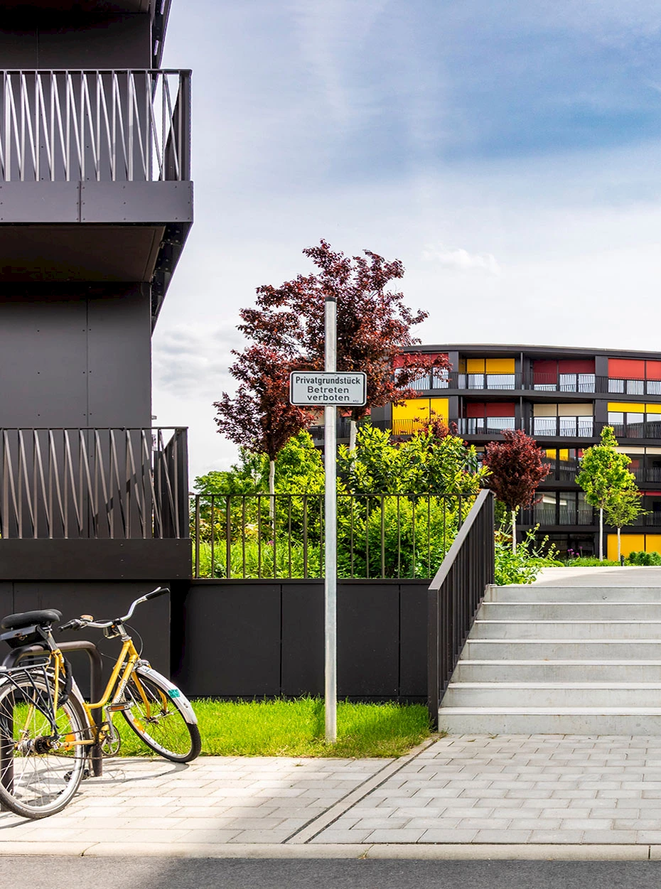 Innenhof des Wohnprojekts Marina Garden in Dresden mit Fahrradständern für die Bewohner